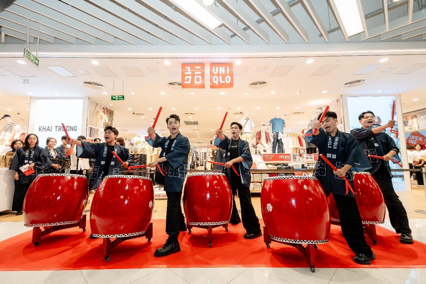 Sức hút khủng của UNIQLO tại Đà Nẵng: Hàng nghìn lượt khách đổ về trong ngày đầu tiên khai trương - 2