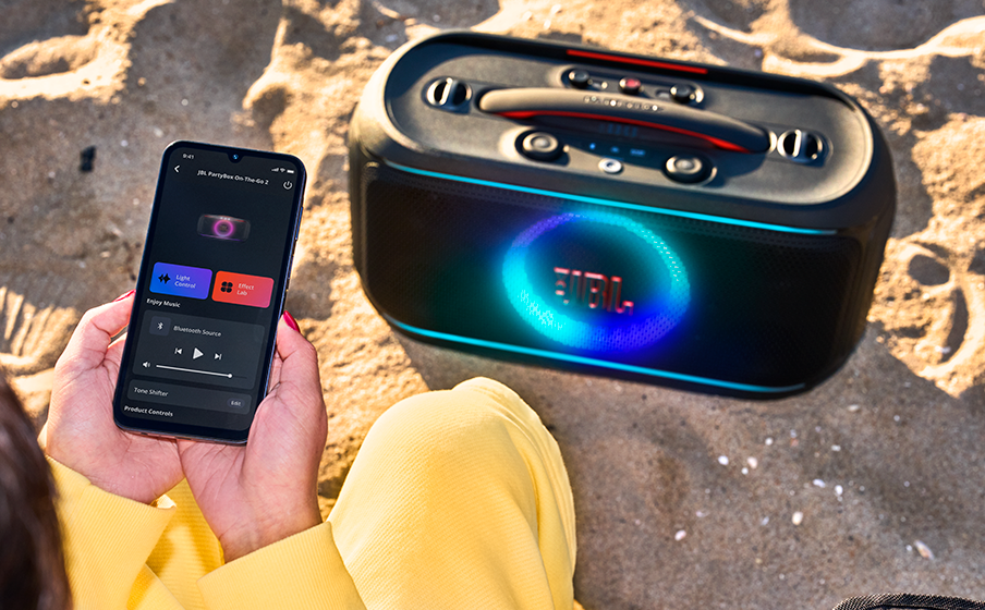JBL công bố loa karaoke di động PartyBox có nút tách giọng hát AI - 1