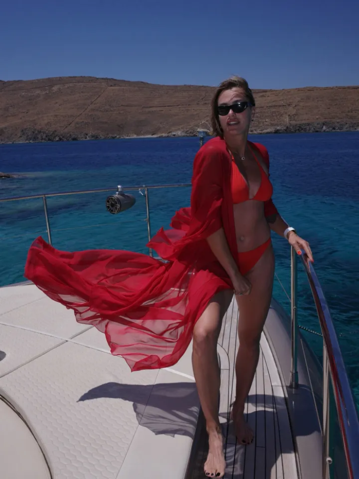 Sabalenka mặc bikini khoe dáng bốc lửa, quấn quýt bên người đàn ông cơ bắp - 4