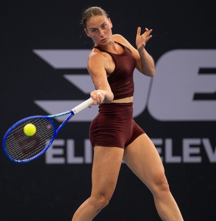 Nữ tay vợt "đẹp nhất Wimbledon" gây sốc khi khoe bức ảnh bikini ở phòng tắm - 2