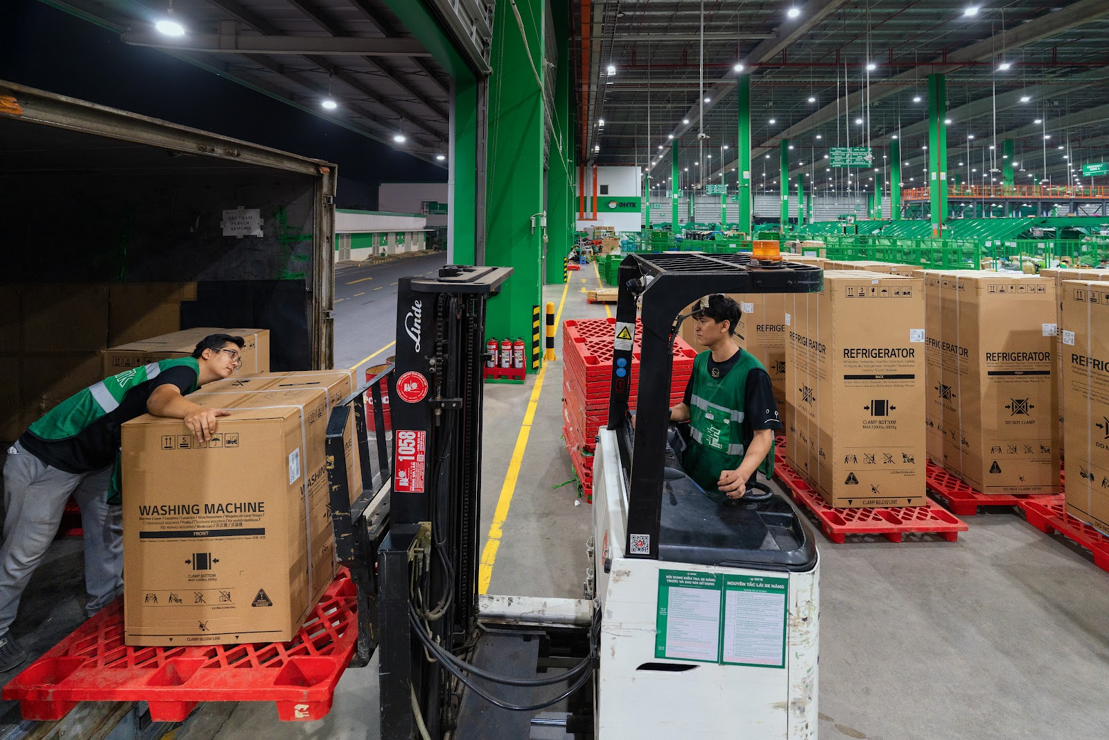 Mua hàng điện tử giá trị cao, khách hàng đặt niềm tin vào... khâu giao nhận - 1