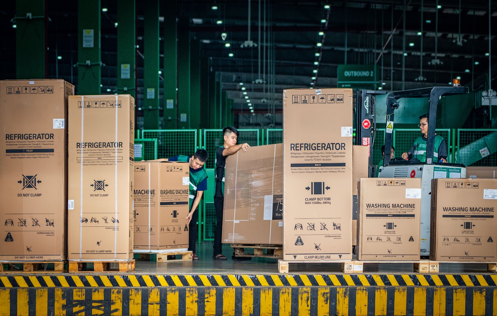Mua hàng điện tử giá trị cao, khách hàng đặt niềm tin vào... khâu giao nhận - 2