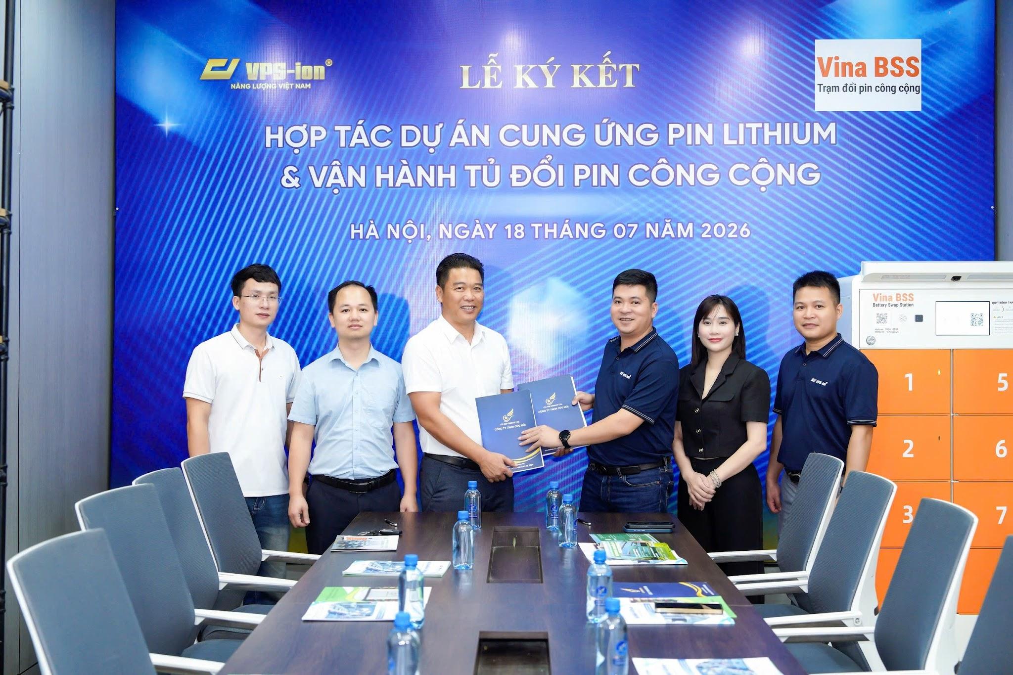 Doanh nghiệp "bắt tay" phát triển tủ đổi pin công cộng, gỡ rào cản sạc pin truyền thống - 1