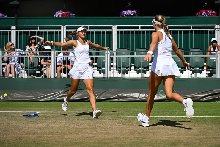 "Bóng hồng" 18 tuổi vô địch Wimbledon, "làm loạn" Instagram vì quá xinh đẹp - 3