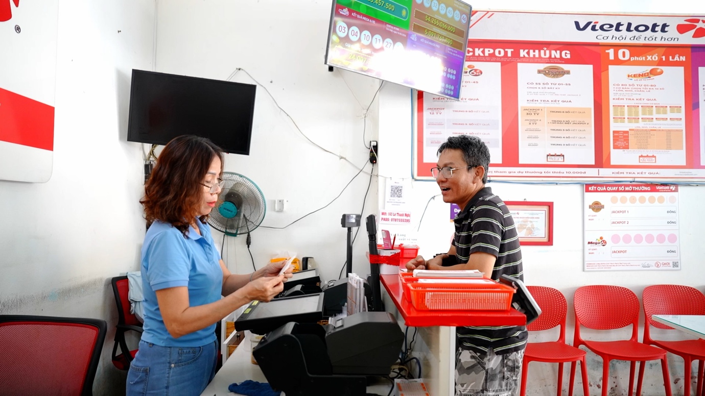 Tuổi 60 vẫn đều đặn bán Vietlott mỗi ngày vì thích được gặp khách hàng - 2