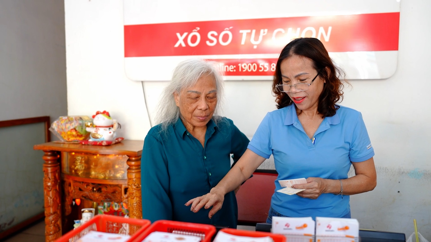 Tuổi 60 vẫn đều đặn bán Vietlott mỗi ngày vì thích được gặp khách hàng - 1