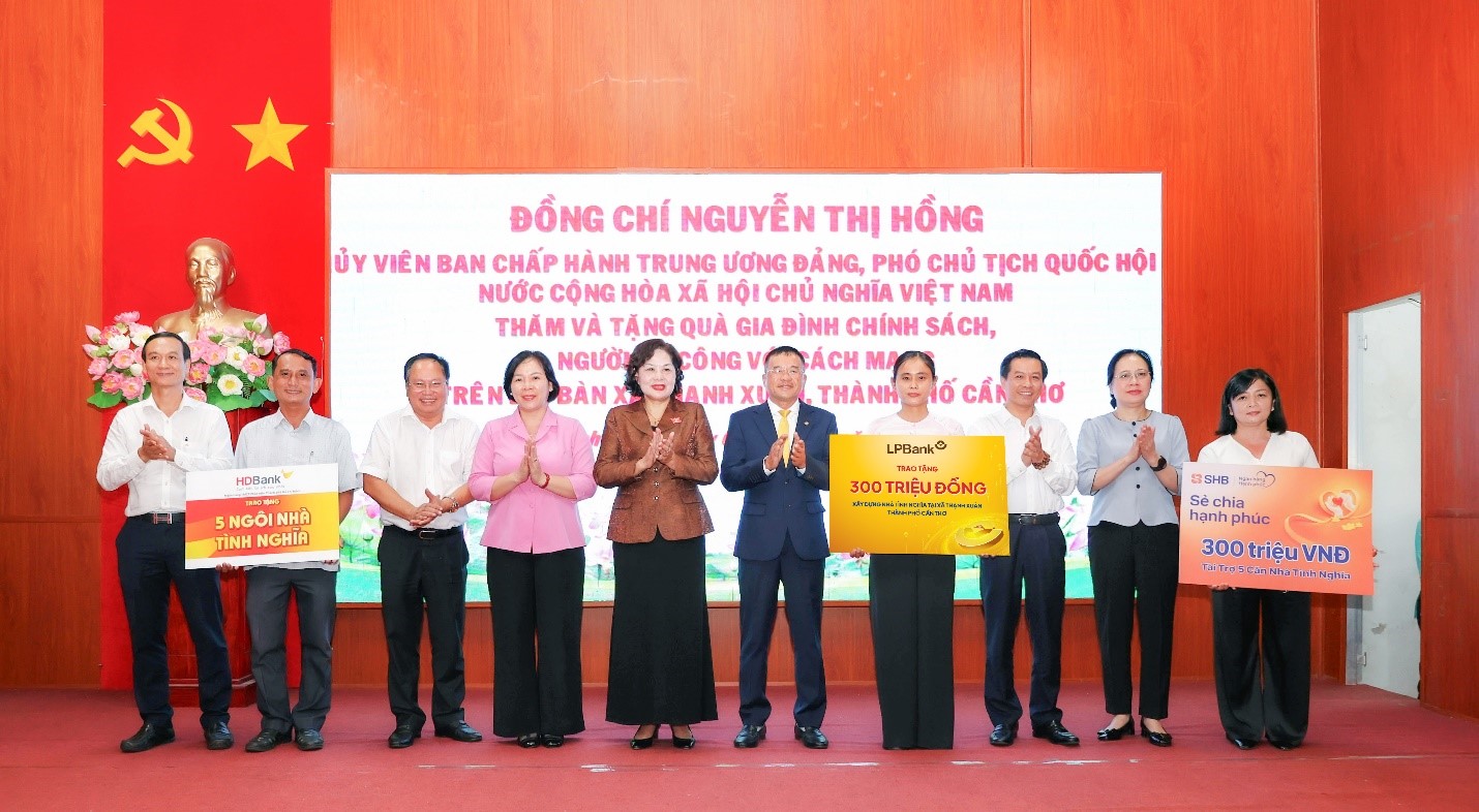 LPBank đóng góp 15 tỷ đồng chăm lo người có công, nối dài hành trình "Đền ơn đáp nghĩa" - 3