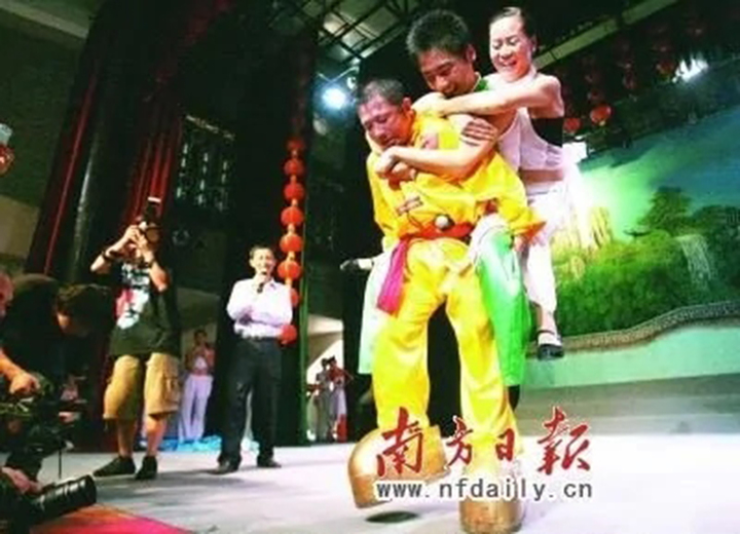 Võ sư "quái kiệt" 71 tuổi: Đi giày sắt 256kg, dùng lỗ mũi kéo ô tô 1,4 tấn - 3