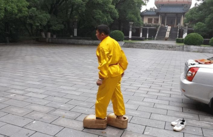 Võ sư "quái kiệt" 71 tuổi: Đi giày sắt 256kg, dùng lỗ mũi kéo ô tô 1,4 tấn - 1