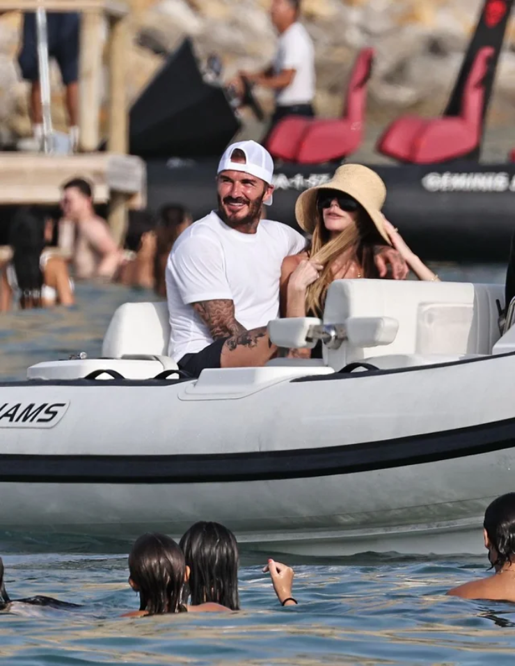 Beckham thành "người tí hon" khi đứng cạnh thần tượng Michael Jordan - 2