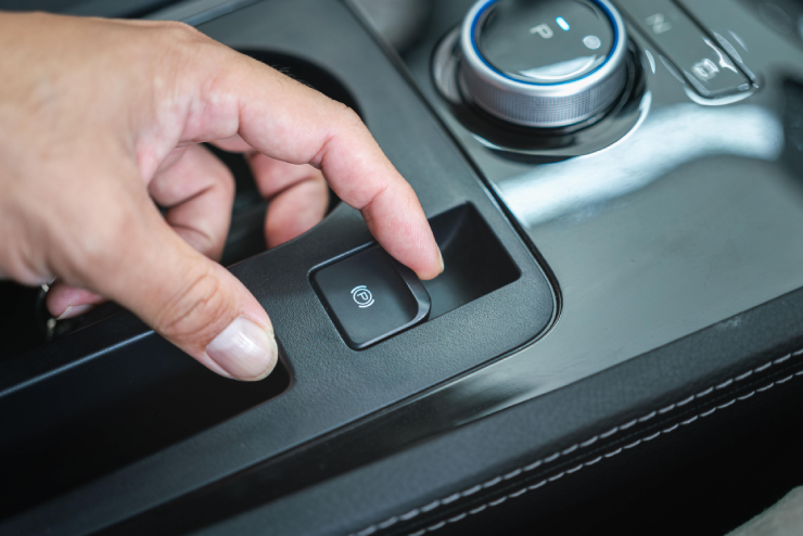 Phanh tay điện tử trên SUV cỡ B: Tiện nghi xu hướng hay "án tử" khi ắc quy chết? - 1