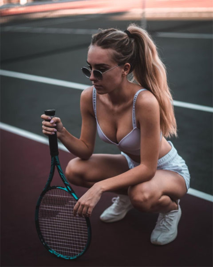 Bỏ tennis để cầm lái siêu xe triệu đô, mỹ nhân đổi đời nhờ khoe vẻ gợi cảm - 5