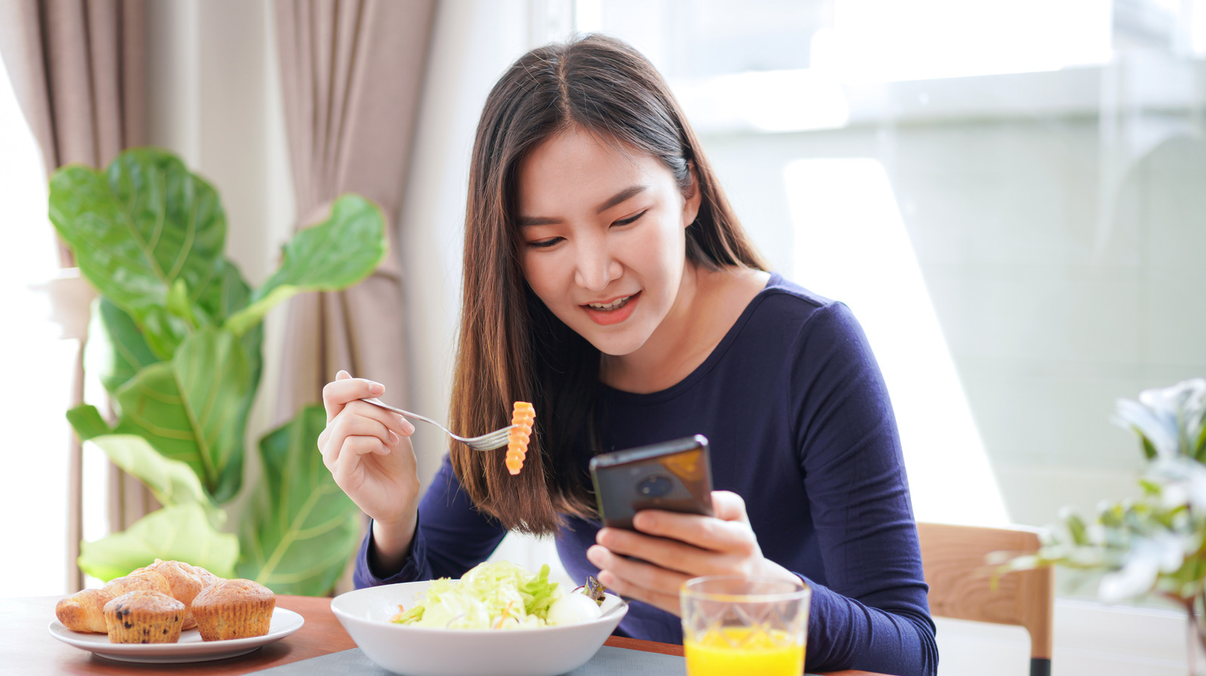 Vừa ăn vừa xem điện thoại: Kẻ thù âm thầm hủy hoại dạ dày - 1