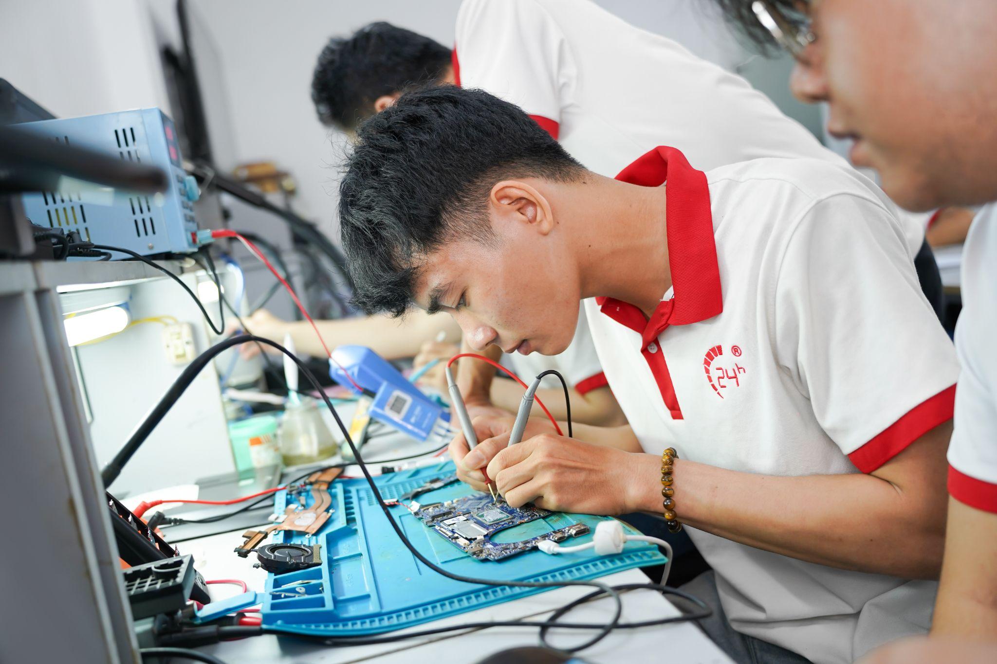 Học nghề sửa chữa điện thoại, laptop năm 2026: Cơ hội thật hay chỉ là lời quảng cáo? - 3