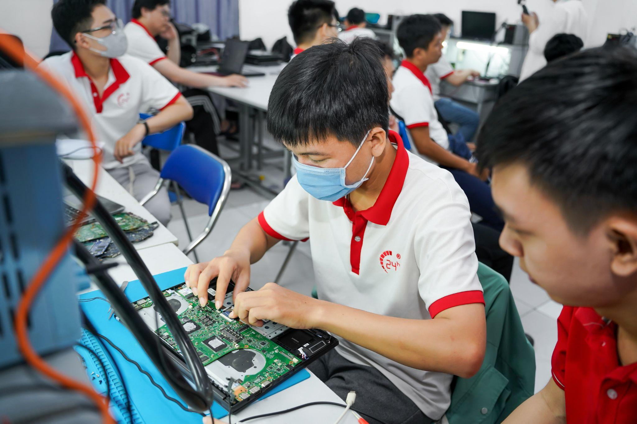 Học nghề sửa chữa điện thoại, laptop năm 2026: Cơ hội thật hay chỉ là lời quảng cáo? - 1