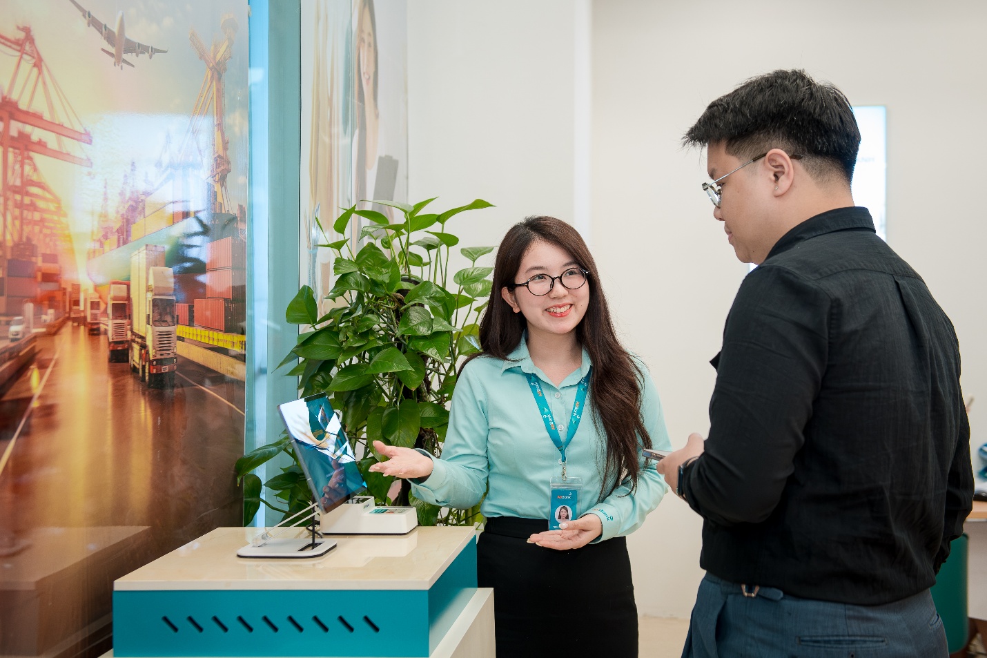 ABBank đổi mới cách phục vụ khách hàng tại quầy - 1