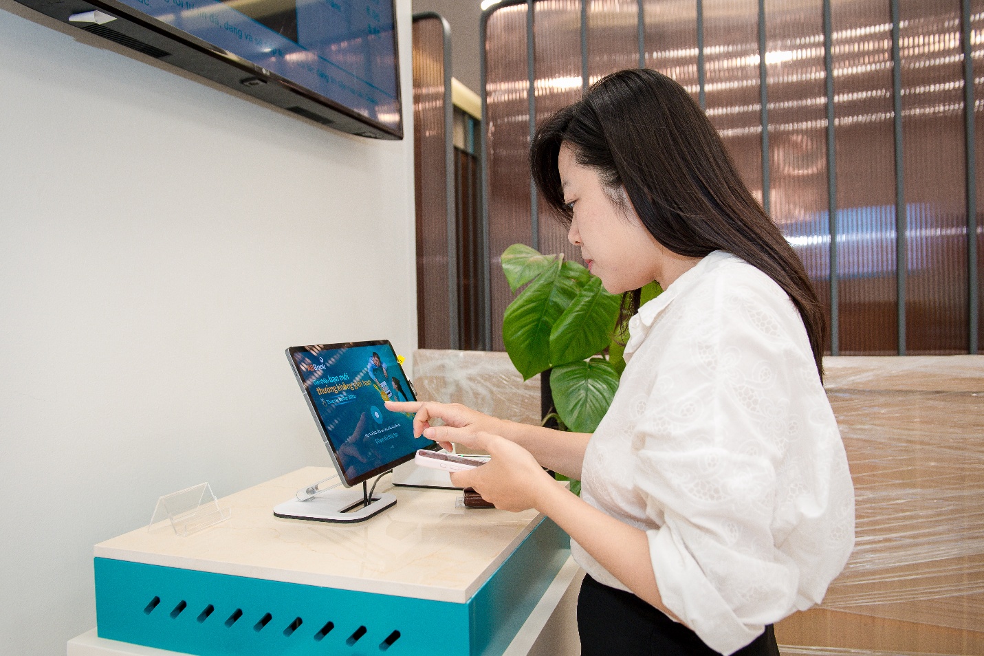 ABBank đổi mới cách phục vụ khách hàng tại quầy - 2