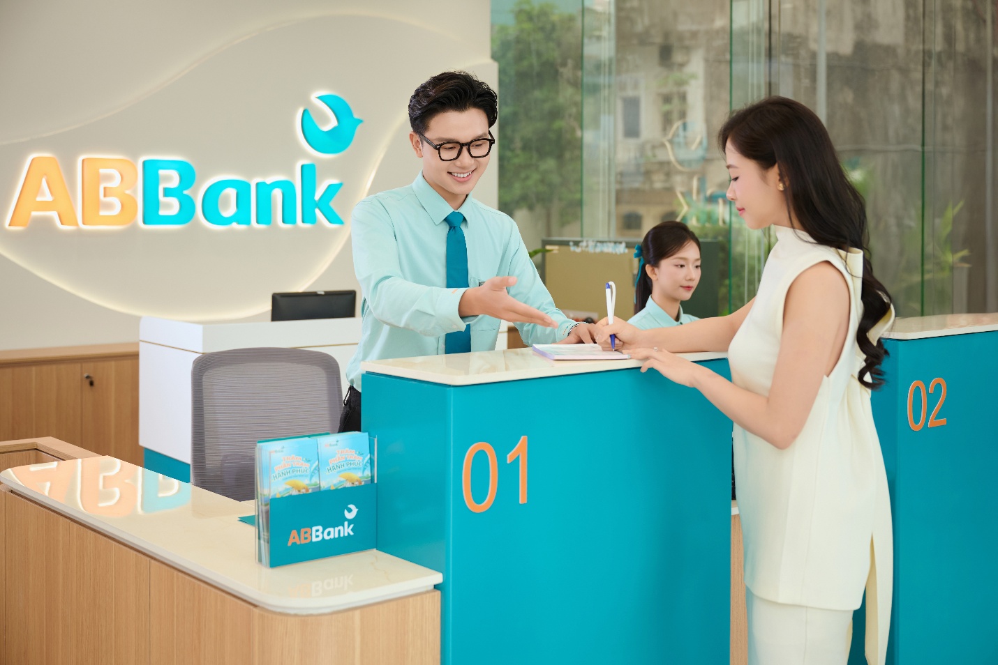 ABBank đổi mới cách phục vụ khách hàng tại quầy - 3
