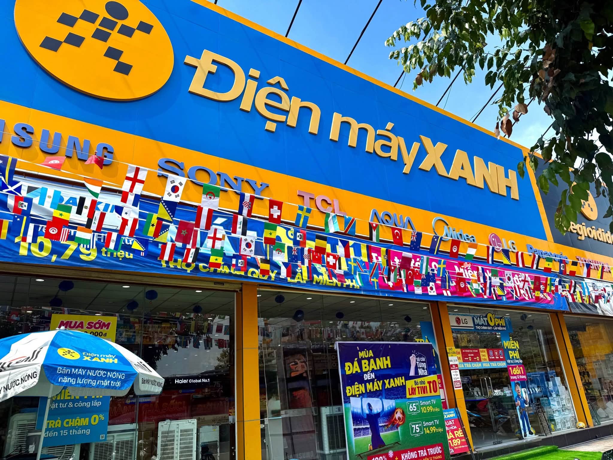 Bỏ ra chưa đến 9 triệu mua tivi xem bóng đá, khách hàng bất ngờ khi được nhận 1 tỷ đồng tiền mặt từ Điện máy Xanh - 4