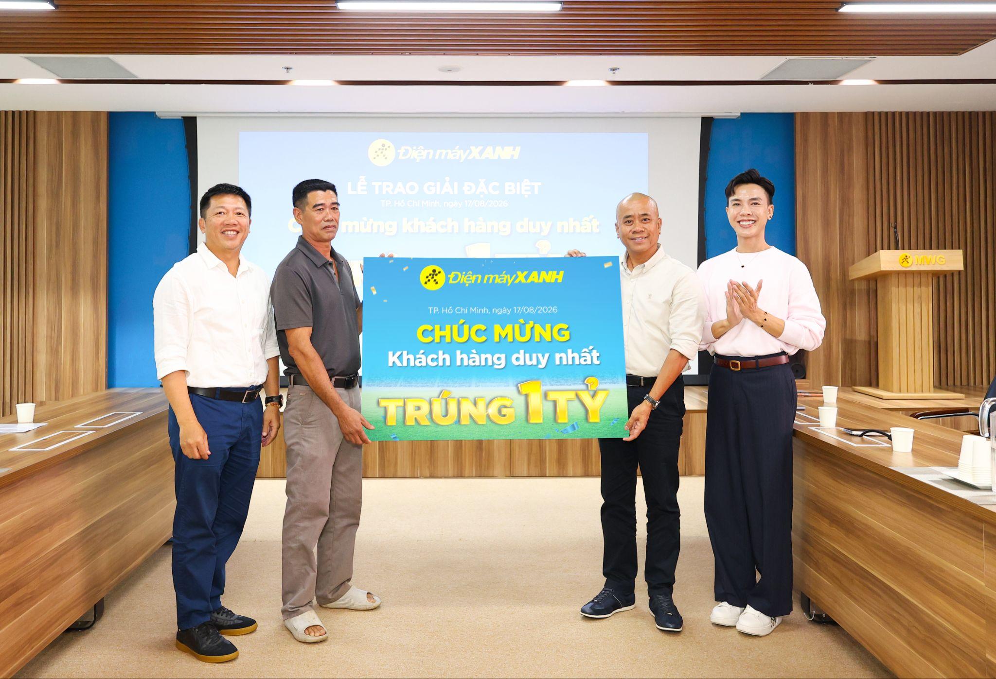 Bỏ ra chưa đến 9 triệu mua tivi xem bóng đá, khách hàng bất ngờ khi được nhận 1 tỷ đồng tiền mặt từ Điện máy Xanh - 2