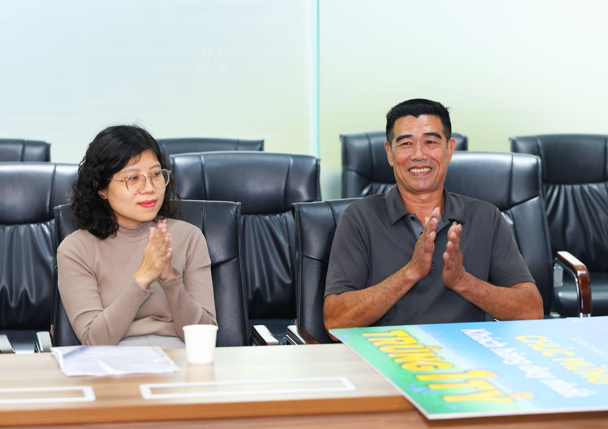 Bỏ ra chưa đến 9 triệu mua tivi xem bóng đá, khách hàng bất ngờ khi được nhận 1 tỷ đồng tiền mặt từ Điện máy Xanh - 3