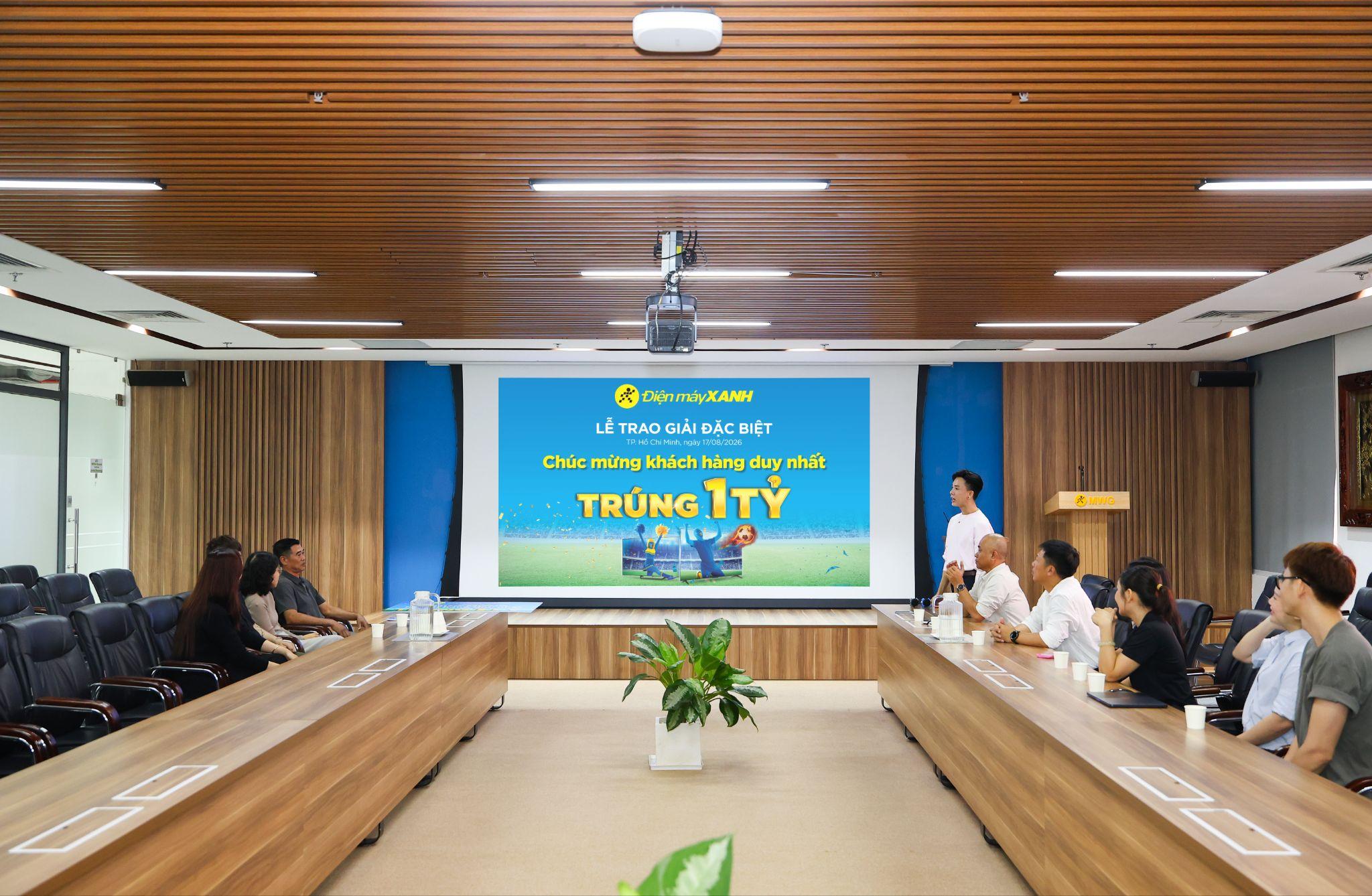 Bỏ ra chưa đến 9 triệu mua tivi xem bóng đá, khách hàng bất ngờ khi được nhận 1 tỷ đồng tiền mặt từ Điện máy Xanh - 1