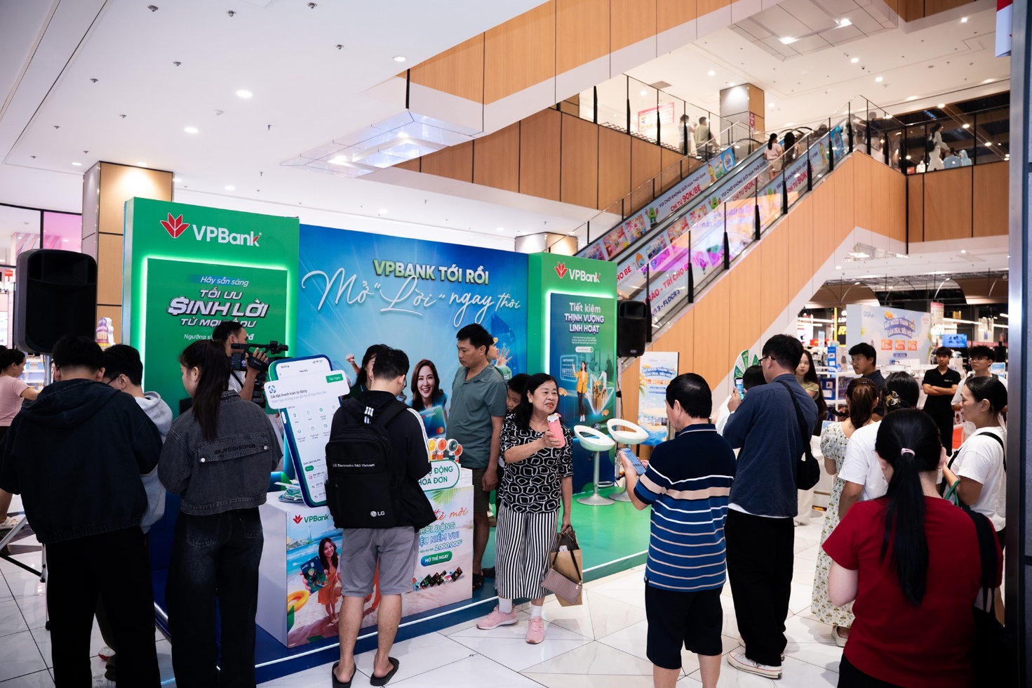 VPBank tới rồi, mở ‘lời’ ngay thôi”: Thương hiệu hiện diện trong nhịp sống địa phương - 3