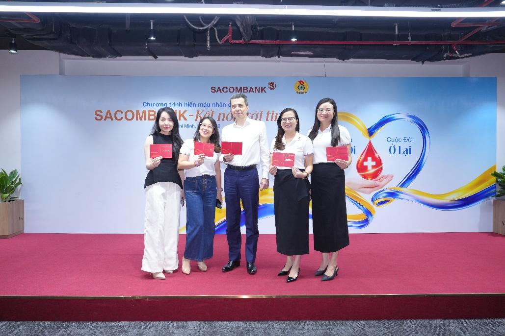 “Kết nối trái tim” và hành trình 14 năm SACOMBANK trao giọt hồng sẻ chia sự sống - 6
