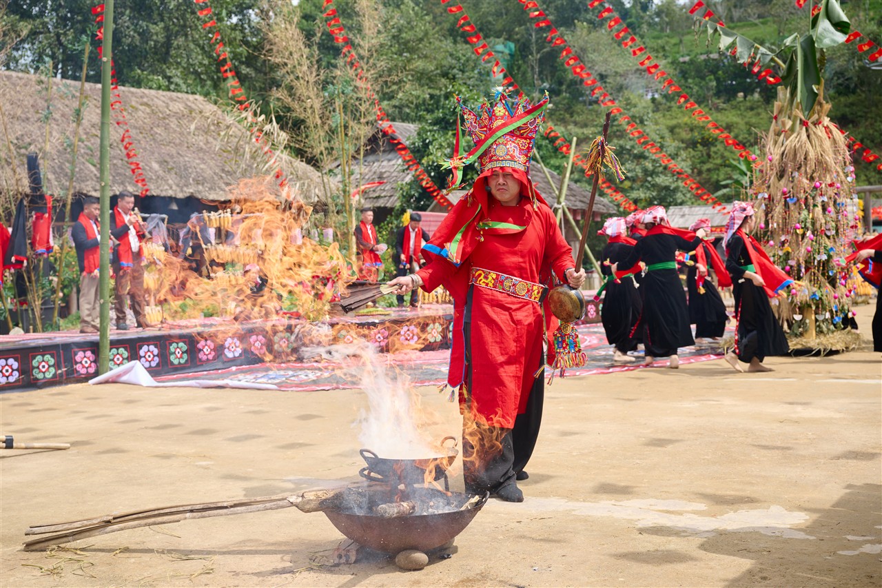 Sa Pa: Du khách hào hứng nhảy múa tưng bừng với Lễ hội Thổ cẩm tại Bản Mây - 6