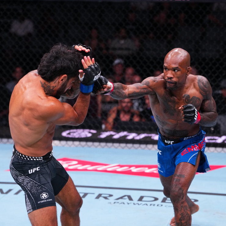 Võ sĩ ăn đấm rách mặt vẫn lập 3 kỷ lục boxing, "Bố già" UFC nổi điên trên sàn - 3