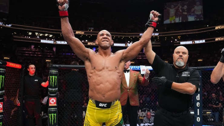 Võ sĩ ăn đấm rách mặt vẫn lập 3 kỷ lục boxing, "Bố già" UFC nổi điên trên sàn - 4