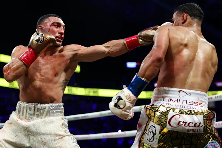 Võ sĩ ăn đấm rách mặt vẫn lập 3 kỷ lục boxing, "Bố già" UFC nổi điên trên sàn - 1