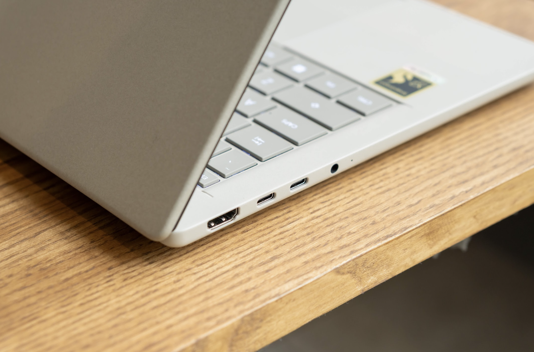 “Laptop màn hình lớn là phải nặng và cồng kềnh”: Đã đến lúc nhìn nhận lại - 4