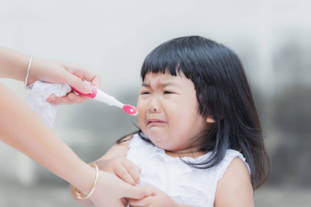 Vì sao răng trẻ ố vàng, có mảng bám dù cha mẹ đã vệ sinh mỗi ngày? - 1