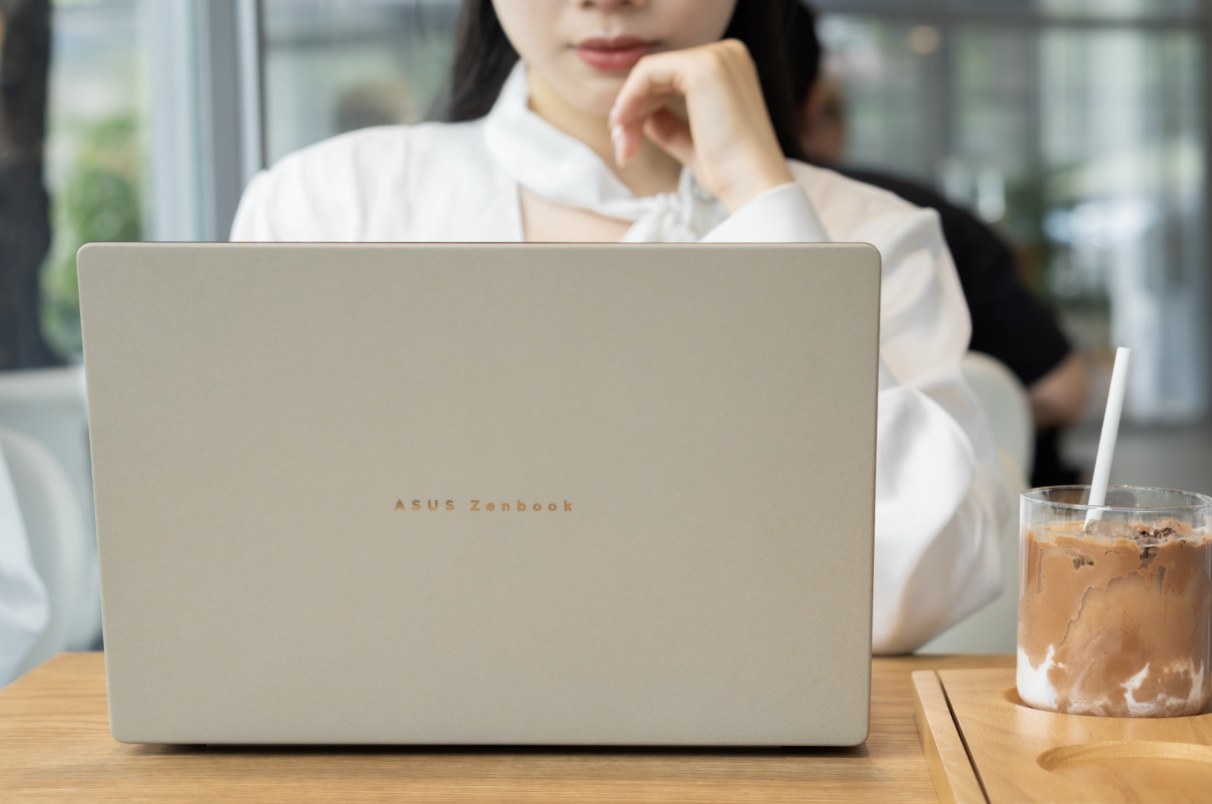 “Laptop màn hình lớn là phải nặng và cồng kềnh”: Đã đến lúc nhìn nhận lại - 1