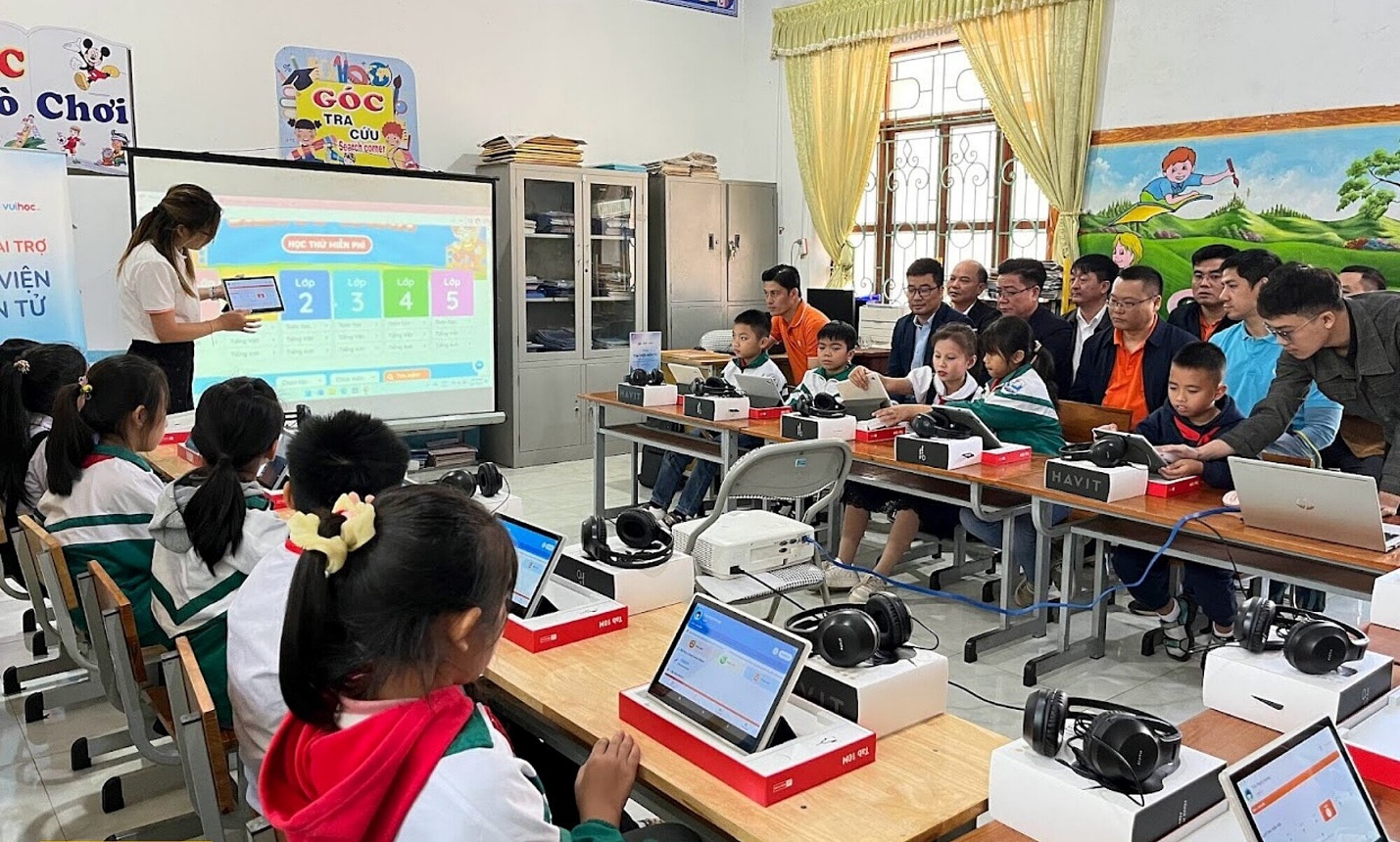 FPT mang ánh sáng học đường cải thiện điều kiện học tập cho học sinh khó khăn - 3