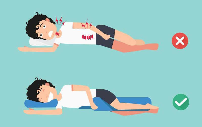 3 tư thế ngủ tốt nhất giúp giảm đau rõ rệt cho người bị thoái hóa cột sống, thoát vị đĩa đệm - 2