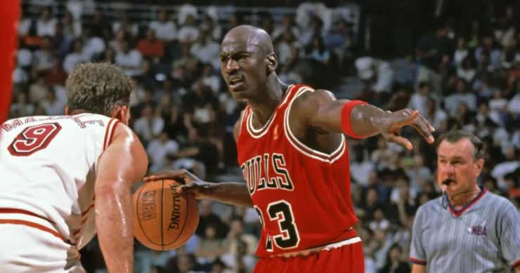 Sốc huyền thoại Michael Jordan bị tố "lừa đảo", hết thời chạm đâu cũng thành vàng? - 1