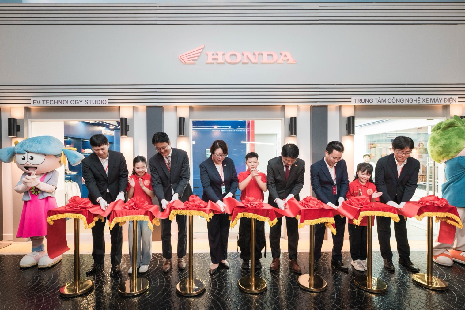 Honda Việt Nam hợp tác với Kidzania Hà Nội ra mắt sân chơi trải nghiệm “Trung tâm công nghệ xe máy điện Honda” - 1