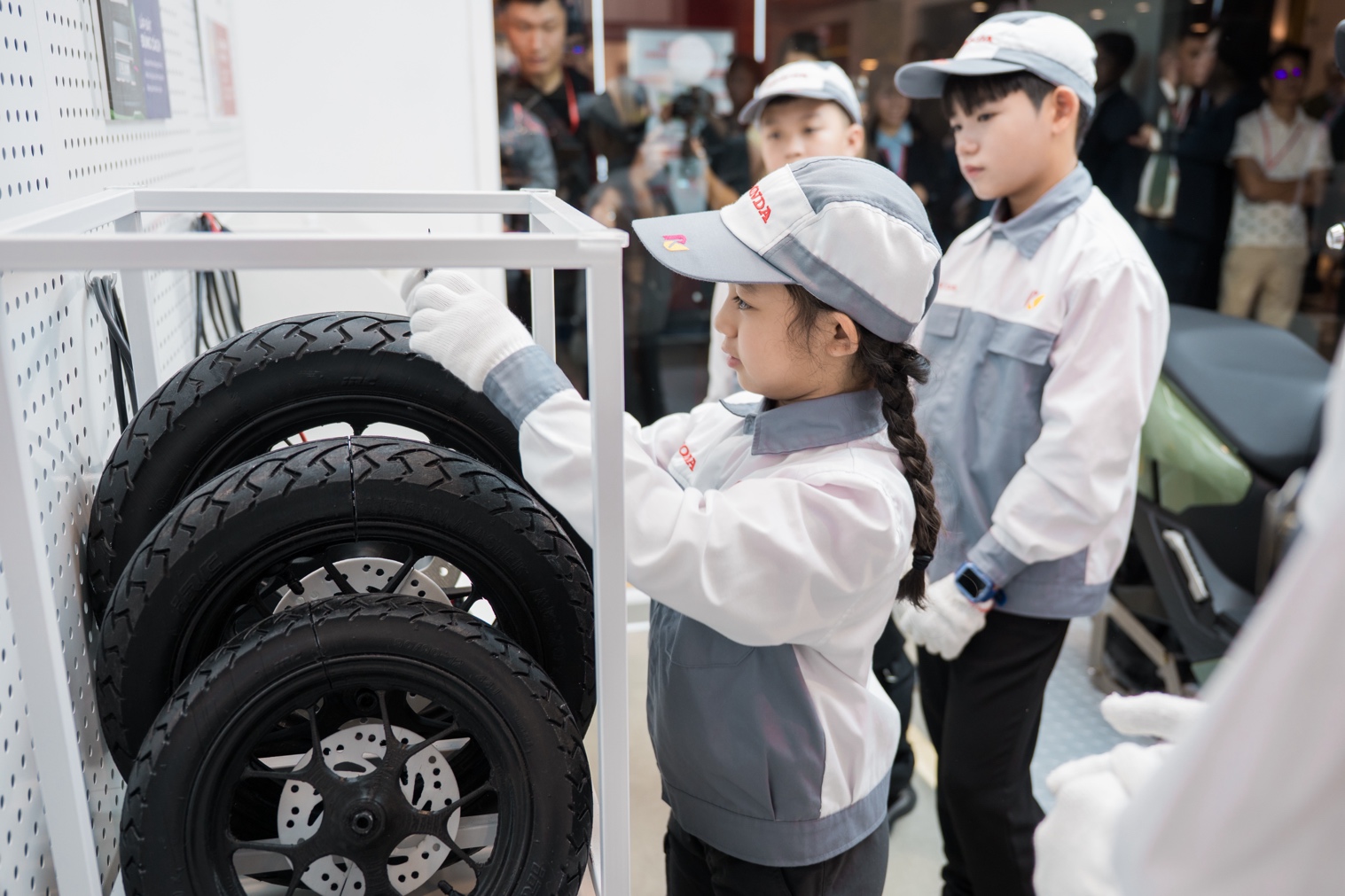 Honda Việt Nam hợp tác với Kidzania Hà Nội ra mắt sân chơi trải nghiệm “Trung tâm công nghệ xe máy điện Honda” - 3