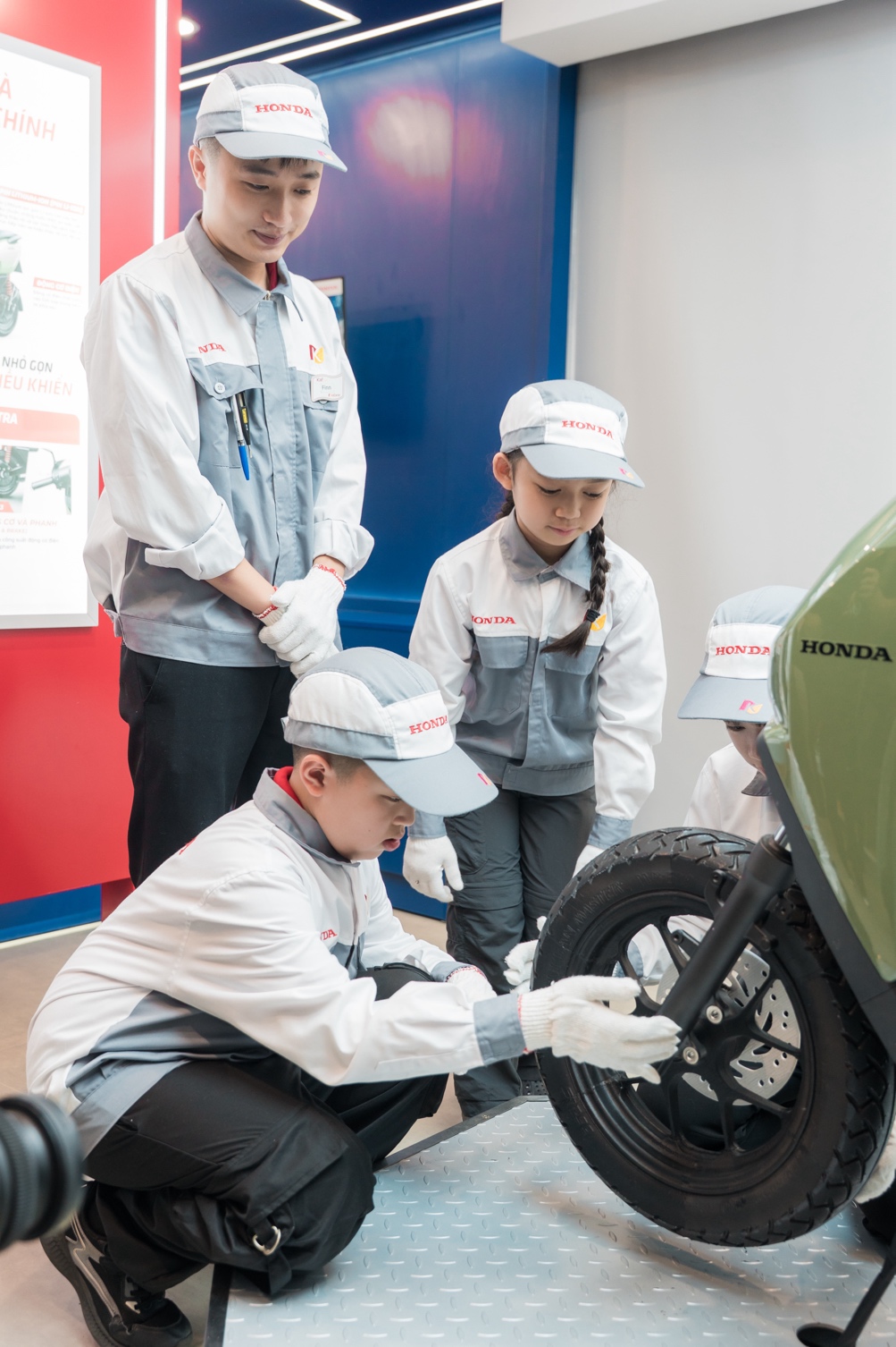 Honda Việt Nam hợp tác với Kidzania Hà Nội ra mắt sân chơi trải nghiệm “Trung tâm công nghệ xe máy điện Honda” - 4