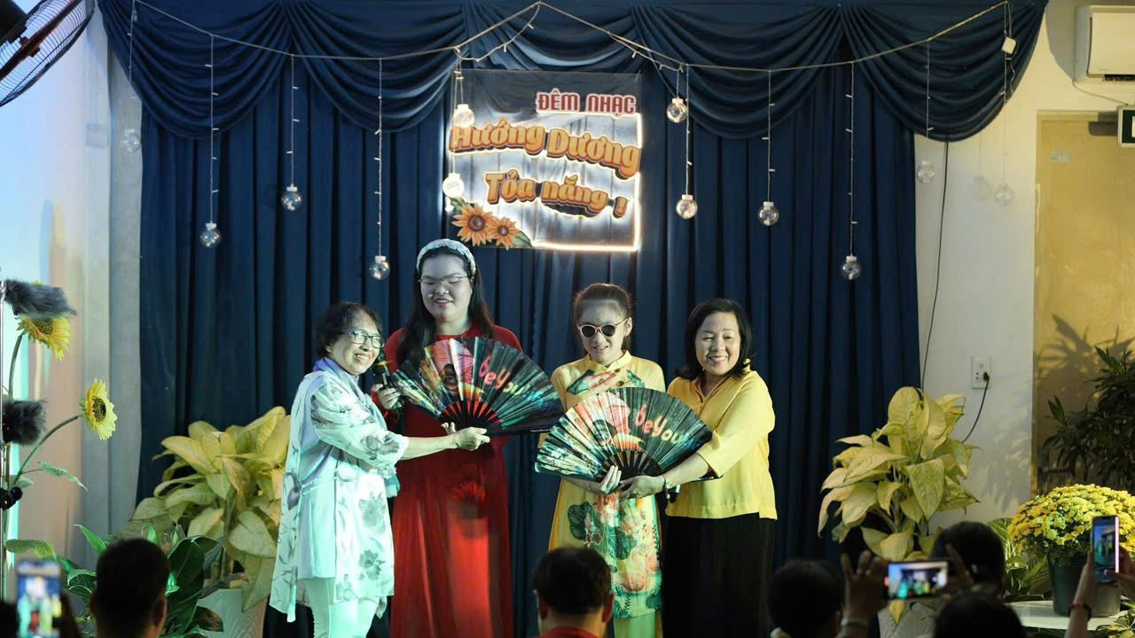 “Everybody Needs a Fan” – Ai cũng cần một cây quạt - 1