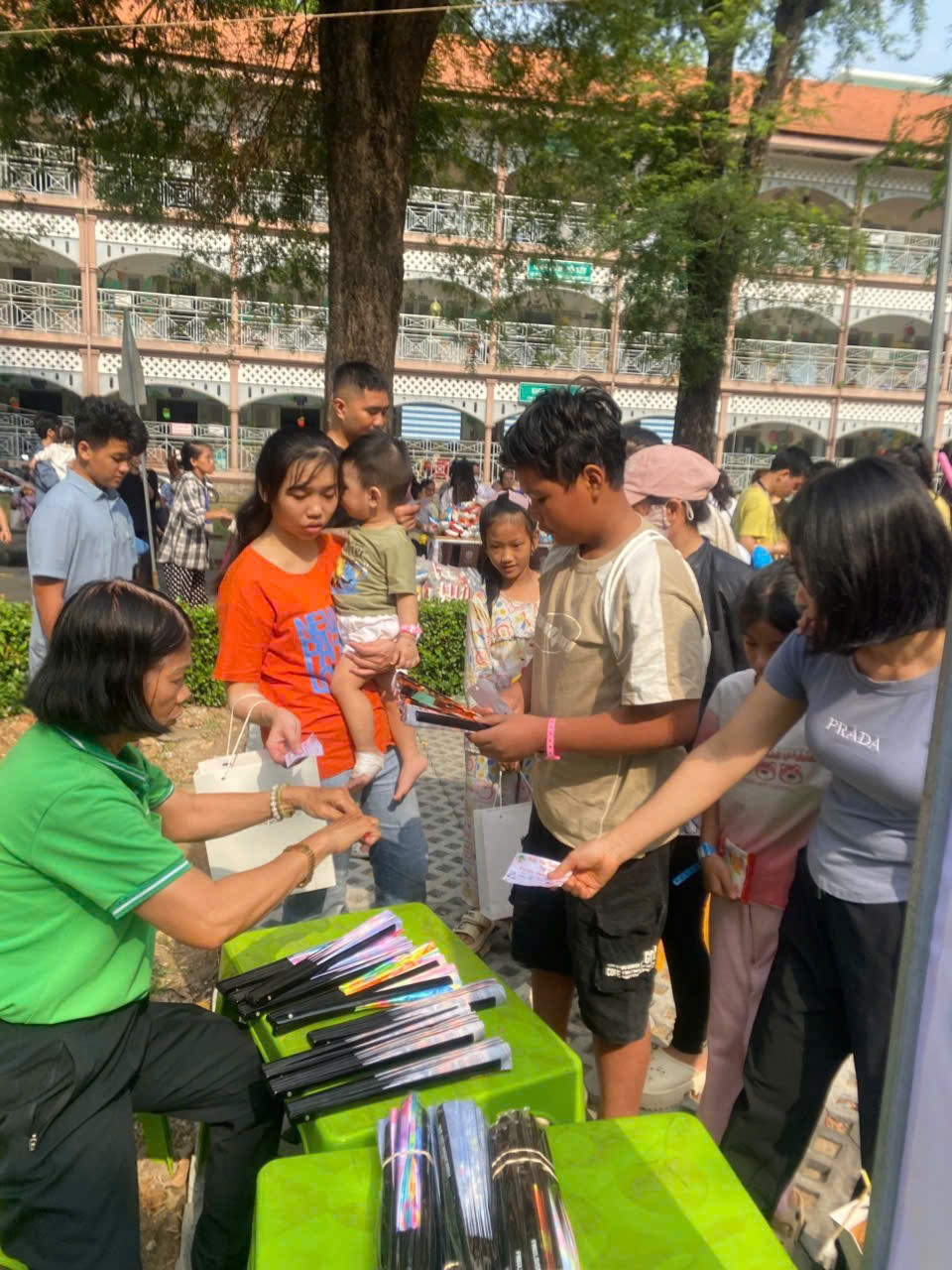 “Everybody Needs a Fan” – Ai cũng cần một cây quạt - 2
