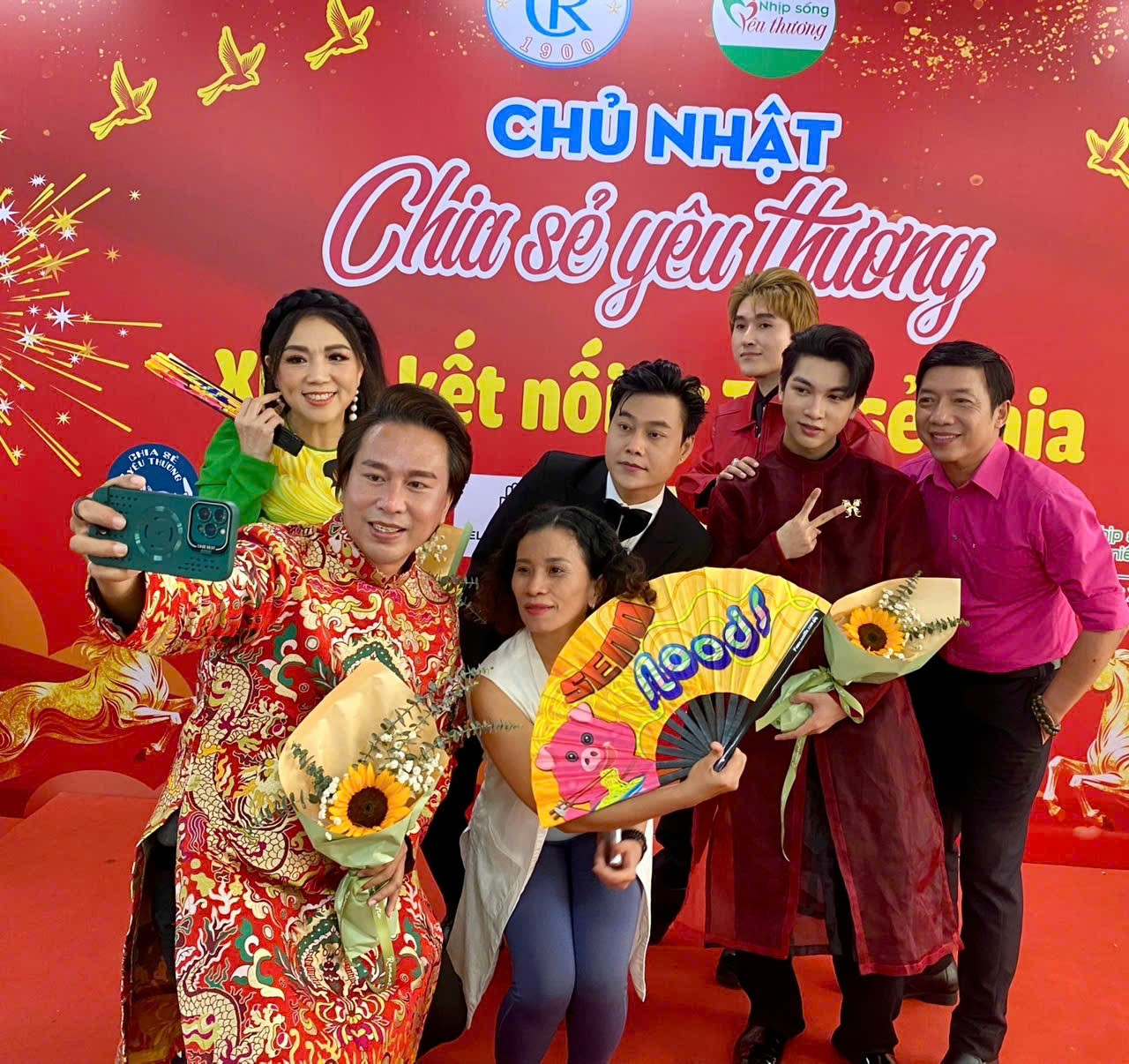 “Everybody Needs a Fan” – Ai cũng cần một cây quạt - 3