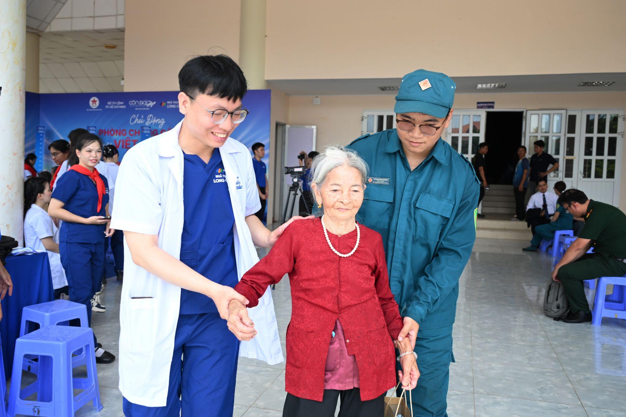 Long Châu đồng hành cùng Báo Quân đội nhân dân chăm sóc sức khỏe, tri ân người có công tại đặc khu Côn Đảo - 6