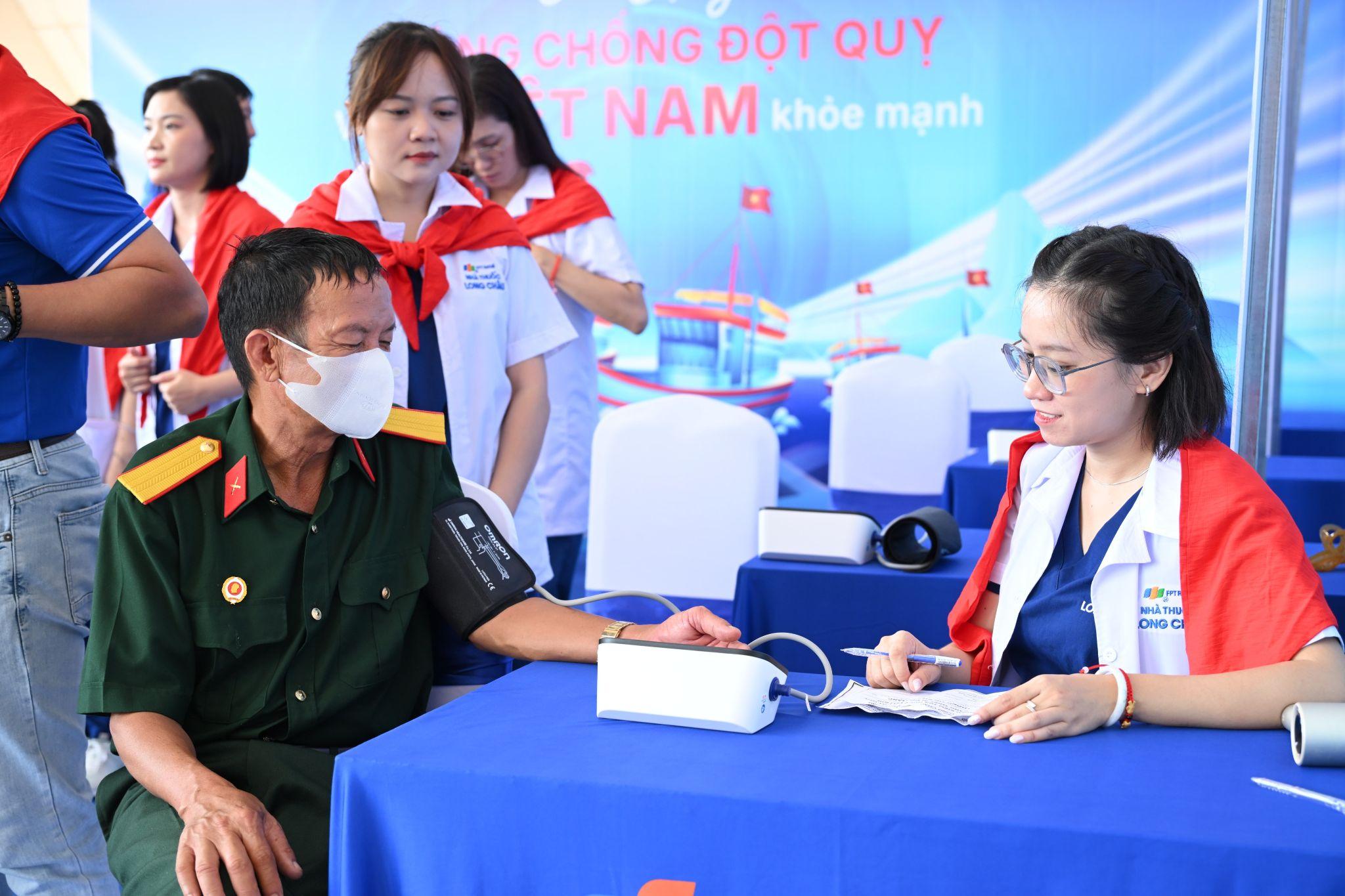 Long Châu đồng hành cùng Báo Quân đội nhân dân chăm sóc sức khỏe, tri ân người có công tại đặc khu Côn Đảo - 5