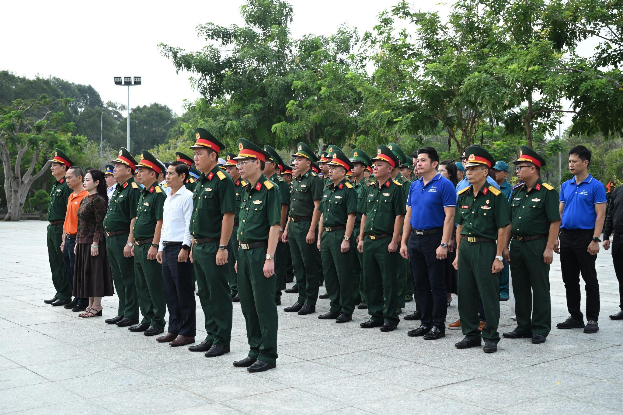 Long Châu đồng hành cùng Báo Quân đội nhân dân chăm sóc sức khỏe, tri ân người có công tại đặc khu Côn Đảo - 1