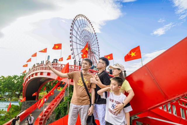 Kỳ nghỉ lễ 2/9: Du khách đổ xô chơi công viên giải trí tại thành phố Quảng Ninh - 3