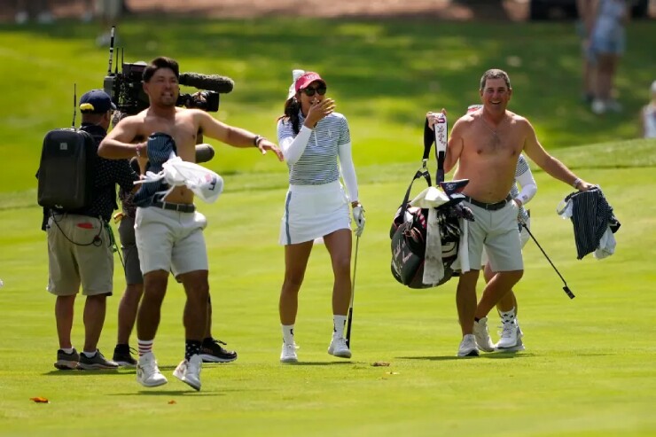 Mỹ nhân golf ghi điểm không tưởng, 2 người đàn ông phải "lột đồ" ngay giữa sân - 1