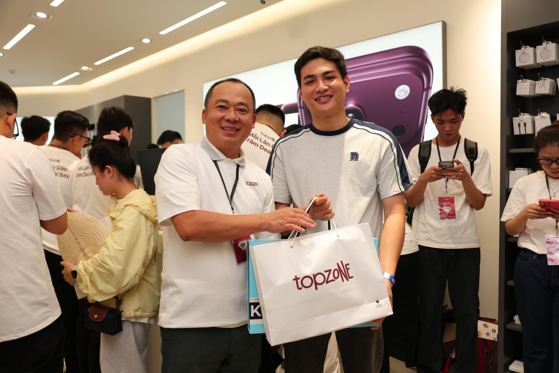 Ngày hội Apple Fan: TopZone giao sớm iPhone 18 Pro, hàng chục ngàn khách hàng háo hức nhận máy - 3